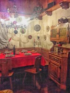 een eetkamer met een tafel met een rode tafelkleed bij Casa Antelao in San Vito di Cadore