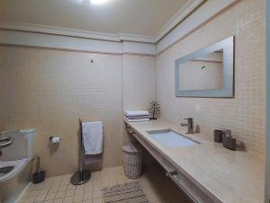 łazienka z umywalką i toaletą w obiekcie M&R Apartamento - Swimming Pool - Garage - AC w mieście Puerto de Santiago +24 zdjęcia
