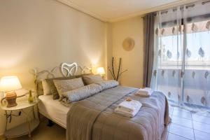sypialnia z dużym łóżkiem i oknem w obiekcie M&R Apartamento - Swimming Pool - Garage - AC w mieście Puerto de Santiago