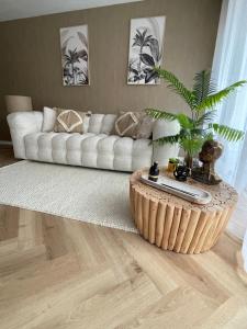Sala de estar con sofá blanco y mesa de centro en New Cosy Flat Saint Tropez en Saint-Tropez