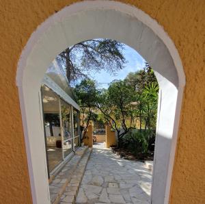 un arco en un edificio con una pasarela de piedra en Le Cosy, en Saint-Aygulf