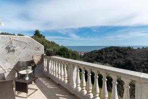a balcony with a view of the ocean at L'Ulivo di Cecilia in Alassio