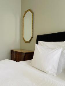 Postel nebo postele na pokoji v ubytování Ulrika's Suite