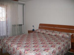 een slaapkamer met een bed met een bloemenbed bij Ferienwohnung Erak Martin in Poreč