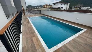 a swimming pool on the roof of a building at Aptos perfeito para suas férias, surpreenda a todos in Ubatuba