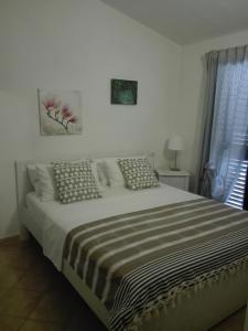 Un dormitorio con una cama grande con dos almohadas. en "Le Terrazze", en Viddalba