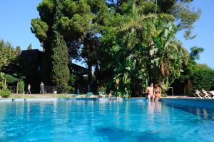een groep mensen die in een zwembad staan bij Termes Montbrio Hotel & Spa in Montbrió del Camp