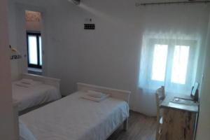 Camera bianca con 2 letti e finestra di Rooms Casa Rossa in Motovun central Istria a Motovun (Montona)