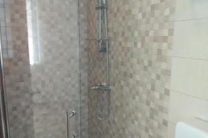 um chuveiro com uma porta de vidro na casa de banho em Rooms Casa Rossa in Motovun central Istria em Motovun
