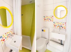 La salle de bains est pourvue d'un lavabo, de toilettes et d'un miroir. dans l'établissement Sailing House Piran, à Piran