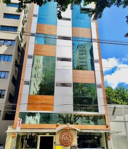 um edifício com um reflexo nas janelas em Dublin Hotel em São Paulo