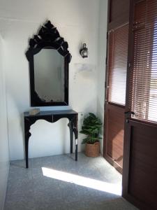 Vila Triana I Lea- Loft Rural في سانت كارليس دي لا رابيتا: وجود مرآة على رأس طاولة في غرفة