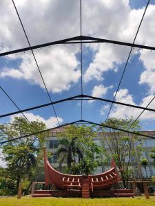 Garður fyrir utan Ramada by Wyndham Yogyakarta