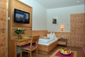 TV a/nebo společenská místnost v ubytování Hotel Rauscher - Das Naturteichparadies