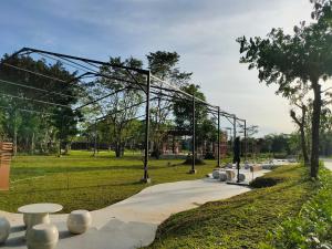 Garður fyrir utan Ramada by Wyndham Yogyakarta