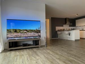 TV a/nebo společenská místnost v ubytování Näher am Wasser kann man nicht wohnen!