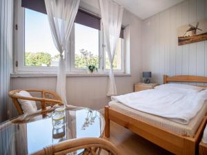 1 dormitorio con cama y mesa de cristal en GRANDIAL, en Władysławowo