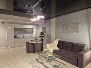a living room with a couch and a table at Alecsa 2 Luxury Residence in Mamaia