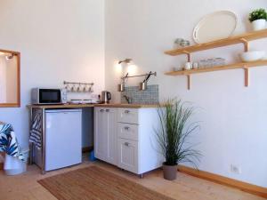 uma cozinha com um frigorífico branco e um balcão em Mirathe em Baleyssagues