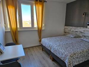 Un dormitorio pequeño con una cama y una ventana. en Nora Rooms, en Zadar