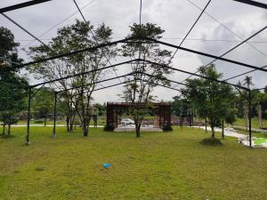 Garður fyrir utan Ramada by Wyndham Yogyakarta