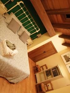 Pelegrina的住宿－Caballito de Madera，客房内的一张床,享有高空的景色