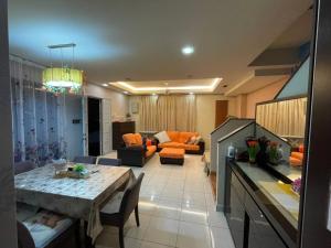 un soggiorno con tavolo e divano di Mutiara Soul Garden PROMO-DEAL 3RLanded Stays a Puchong