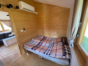 Habitación con cama en habitación de madera en JZ Guest Ranch, en Woldenberg Neumark