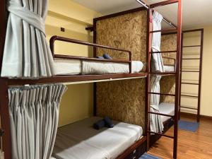 En eller flere køjesenge i et værelse på @Home Hostel Wua Lai