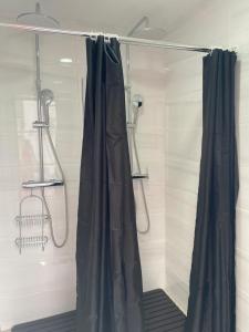 y baño con ducha y cortina. en 5 Senses Hostel, en Setúbal