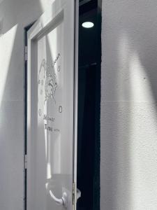 Una puerta de cristal con una foto de un perro. en 5 Senses Hostel, en Setúbal