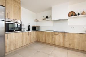 デニアにあるTortuga Verdeのキッチン(木製キャビネット、冷蔵庫付)