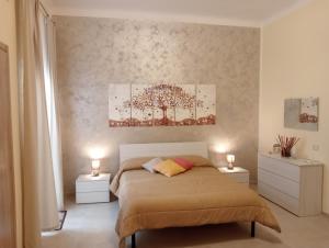 una camera con un letto con due comodini e due lampade di B&B CASA ELISABETTA a Ginosa