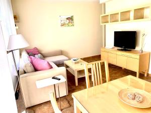 ein Wohnzimmer mit einem Sofa und einem Tisch in der Unterkunft Harmony M4 in Los Llanos de Aridane