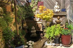 un jardín con un estanque con plantas y flores en Marlborough Guest House B & B, en Tenby