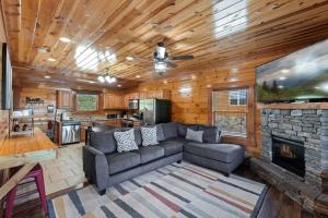 uma sala de estar com um sofá e uma lareira em Heated Pool Hot Tub Game Room Mountain Views em Sevierville