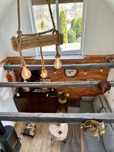 z widokiem na salon w obiekcie Apartament Loftowy- Bory Tucholskie w mieście Świekatowo