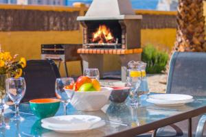 una mesa con un bol de fruta y una chimenea en Villa Tiago - PlusHolidays en Calpe