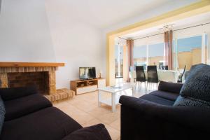 sala de estar con sofá y chimenea en Villa Tiago - PlusHolidays en Calpe