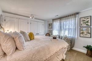 a bedroom with a large bed and a window at King's Queen in Newberg