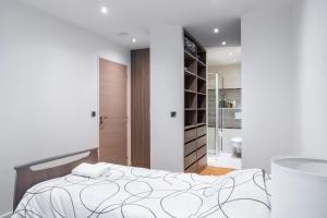 Postel nebo postele na pokoji v ubytování Convenient 2BR Apt near subway