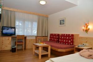 TV a/nebo společenská místnost v ubytování Hotel Rauscher - Das Naturteichparadies