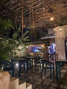 een restaurant met tafels en banken in een kamer bij Seconds Colombo in Colombo