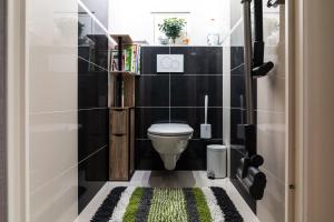 Koupelna v ubytování Convenient 2BR Apt near subway