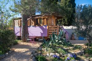 阿爾勒的住宿－Vintage Provence，紫色和白色的大篷车,有树