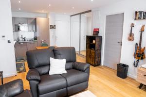 Kuchyň nebo kuchyňský kout v ubytování Convenient 2BR Apt near subway