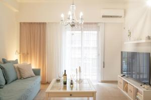 TV a/nebo společenská místnost v ubytování Amalthia Apartment Piraeus