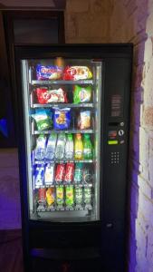 una máquina expendedora llena de bebidas y refrescos en DELEJO Resorts & Suites, en Flogita