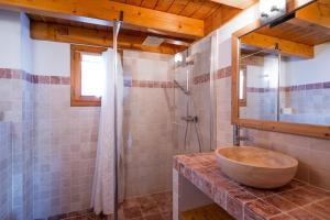 W łazience znajduje się drewniana umywalka i prysznic. w obiekcie Le Dahu - 8-kamer chalet + sauna & bar 14 personen w mieście Landry