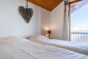 a bedroom with a bed with a heart on the wall at Le Dahu - 8-kamer chalet + sauna & bar 14 personen in Landry
